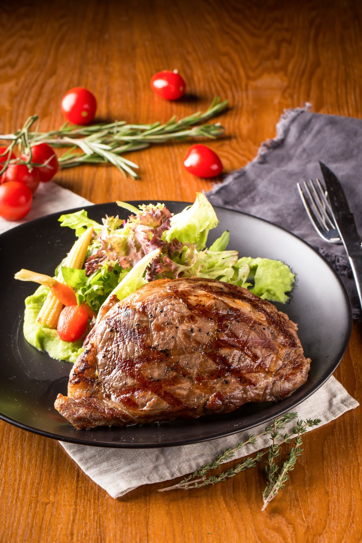 Rib-eye premium servido com elegância